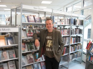 a pic of Frank Skinner in a library